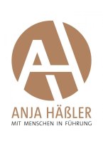 anja-haessler-i-mit-menschen-in-fuehrung