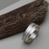 Ring aus Silber mit Baumrindenstruktur. Der Baum als starkes Symbol für Trauringe, Partnerringe und Freundschaftsringe