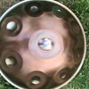 Spüre die kraftvolle Essenz der Musik mit der Magical Handpan. Die tiefe Resonanz und die Vibrationen, die aus dem präzisen Design und dem Sustain resultieren, können sowohl Spieler als auch Zuhörer vierl Freude bereiten.

Du kannst die Magical Handpan im