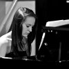 Unsere Schülerin spielt ein wunderschöne Melodie aus dem Film "Twilight" am Klavier